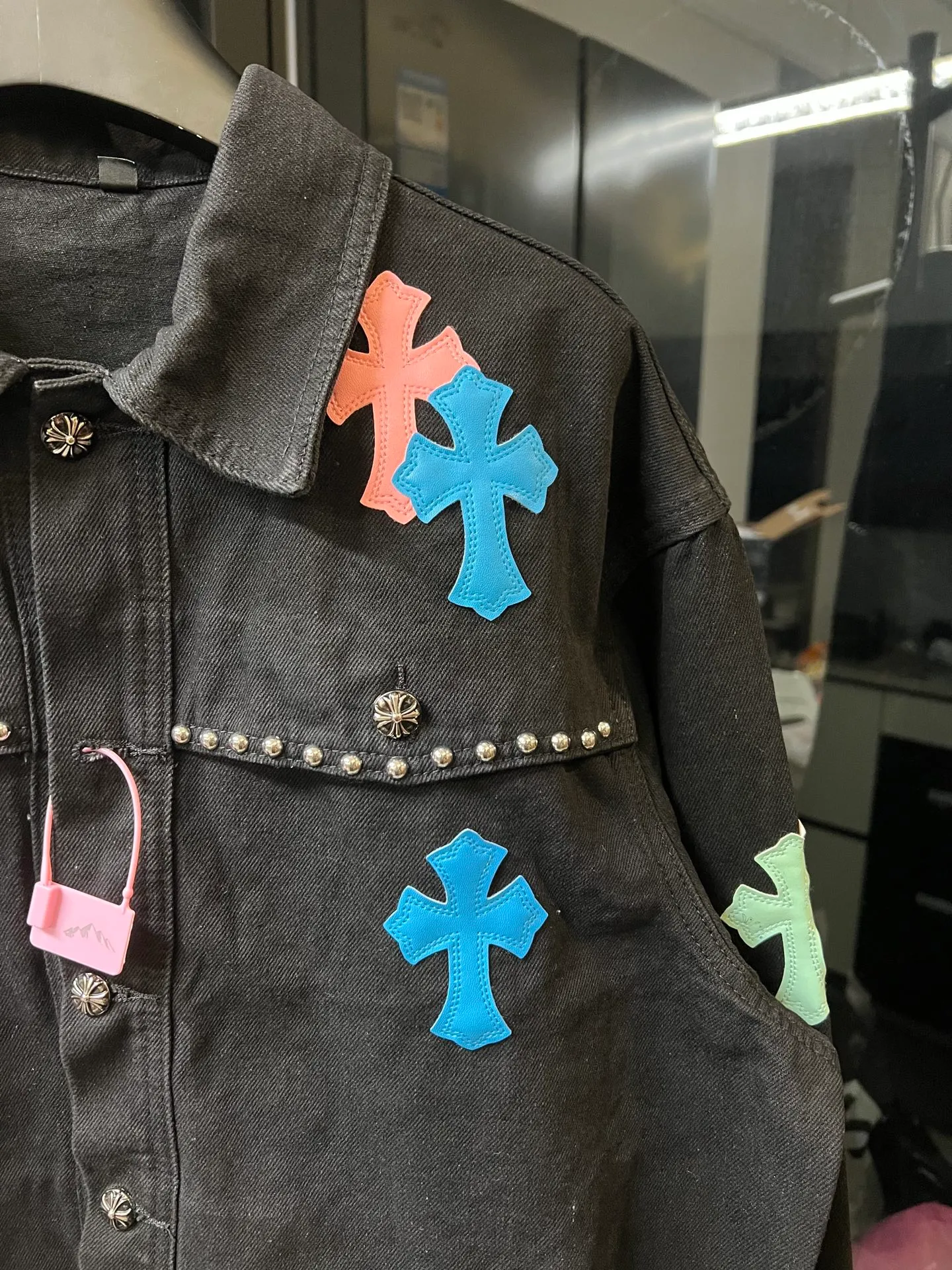P280 [next day] Chrome Heart/Chrome Heart 25FW rivet colorful leather embroidered high-tech denim jacket (black) Size: 46 48 50 52 (corresponding to s-xl) Detailed sizes can be found in Figure 9